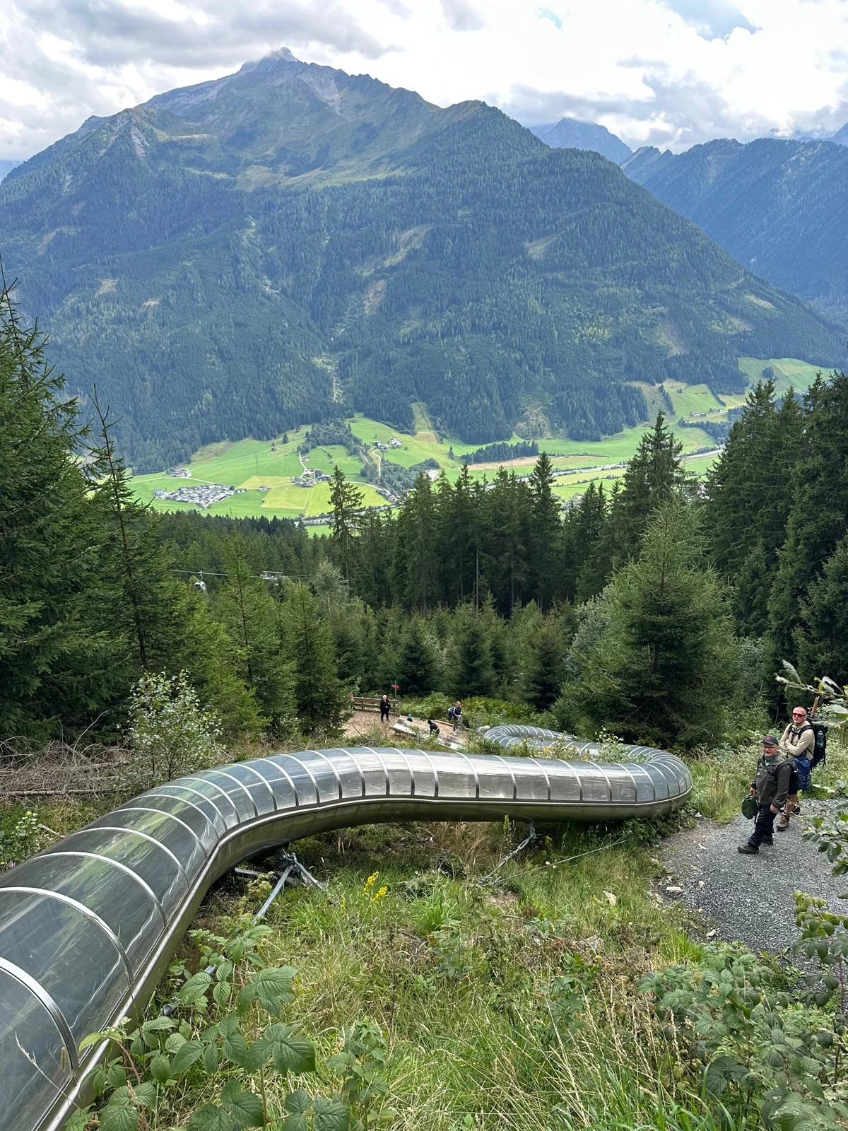 Über 10 Edelstahlrutschen geht es zurück ins Talg