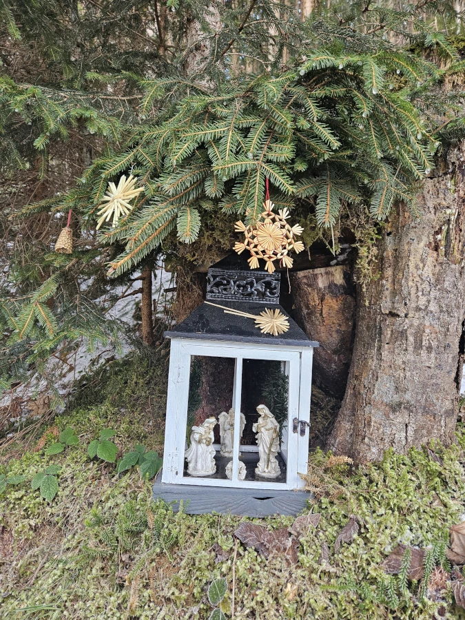 Bezaubernde Laternenkrippe auf dem Krippenweg in Wald im Pinzgau