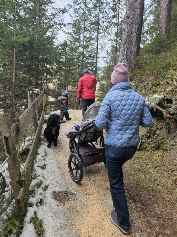 Idyllischer Spaziergang im Advent und der Winterzeit: der Krippenweg in Wald