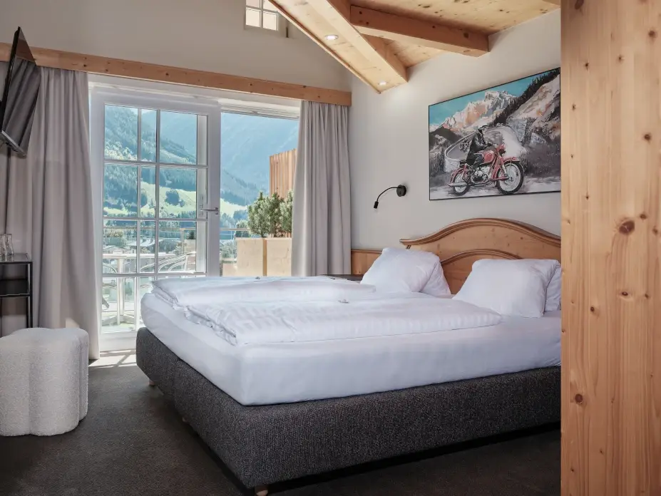 Familienzimmer für 2 Erwachsene und 2 kleine Kinder mit Doppelbett und Matratze