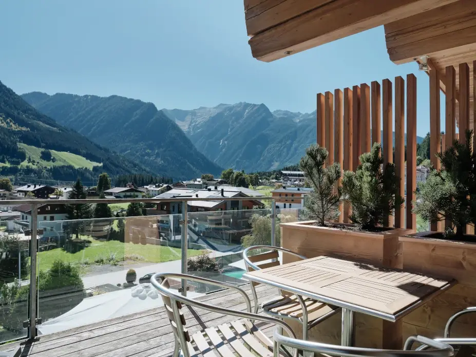 Großer Balkon mit Ausblick im Hotel Garni Pinzgau